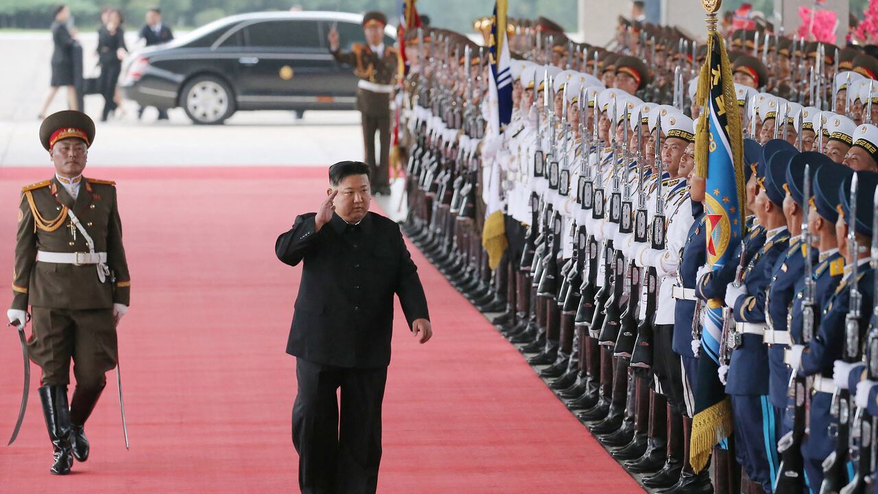 Esta fotografía tomada el 10 de septiembre de 2023 y publicada por la Agencia Central de Noticias Coreana (KCNA) oficial de Corea del Norte el 12 de septiembre de 2023 muestra al líder de Corea del Norte, Kim Jong Un, recibiendo una despedida mientras sale en tren desde Pyongyang para un visita a Rusia.