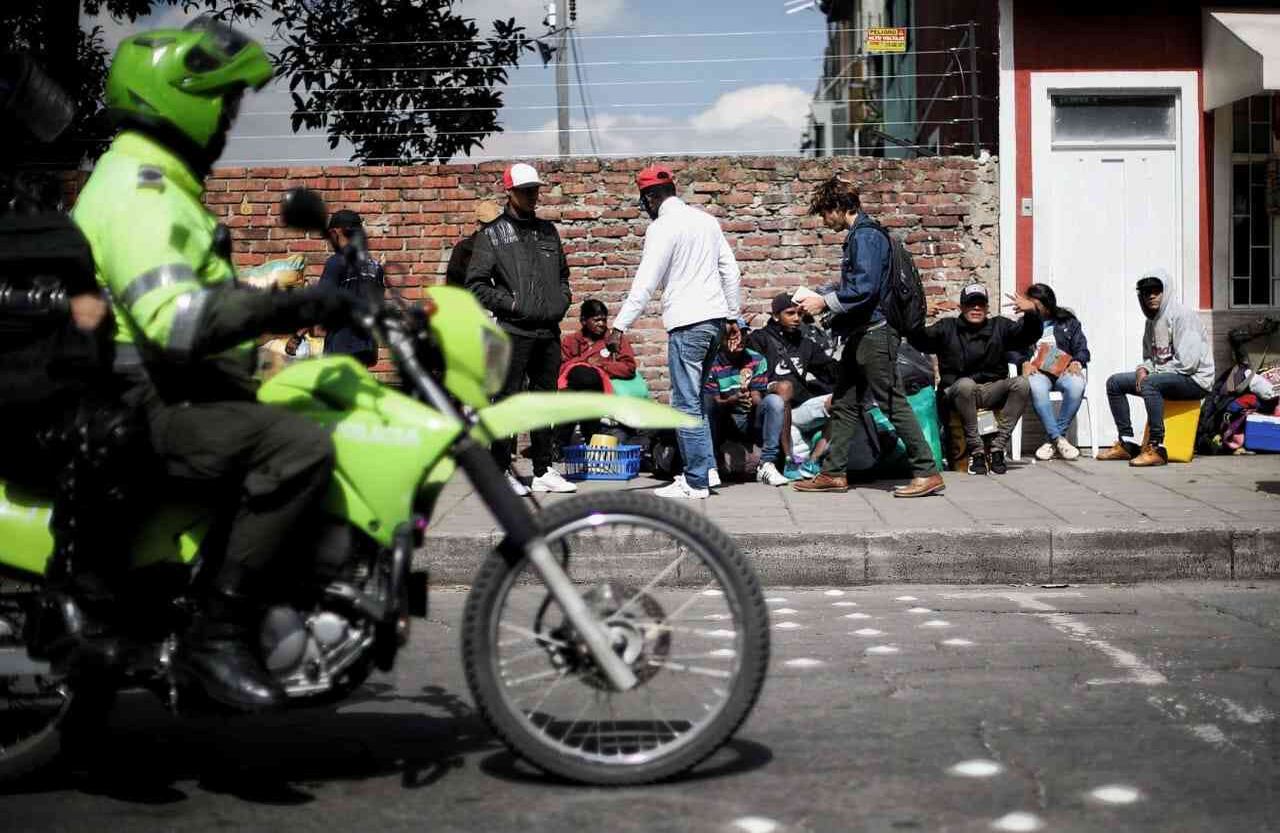 Un grupo de hombres solos, menores de 30 años, se oponía a dejar las afueras del campamento pues alegaban no tener a dónde ir. Sin embargo, tampoco querían utilizar ninguno de los servicios ofrecidos por la Alcaldía y que rechazaron la oferta de hacer parte de los programas de capacitación laboral del IDIPRON, en donde les garantizarían esa formación y las tres comidas.