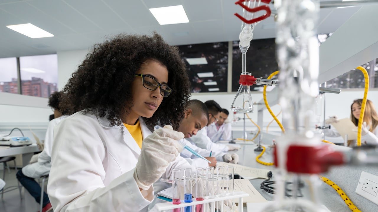 Desde los laboratorios hasta los rincones más remotos, las científicas trascienden los límites en busca del progreso y la innovación.