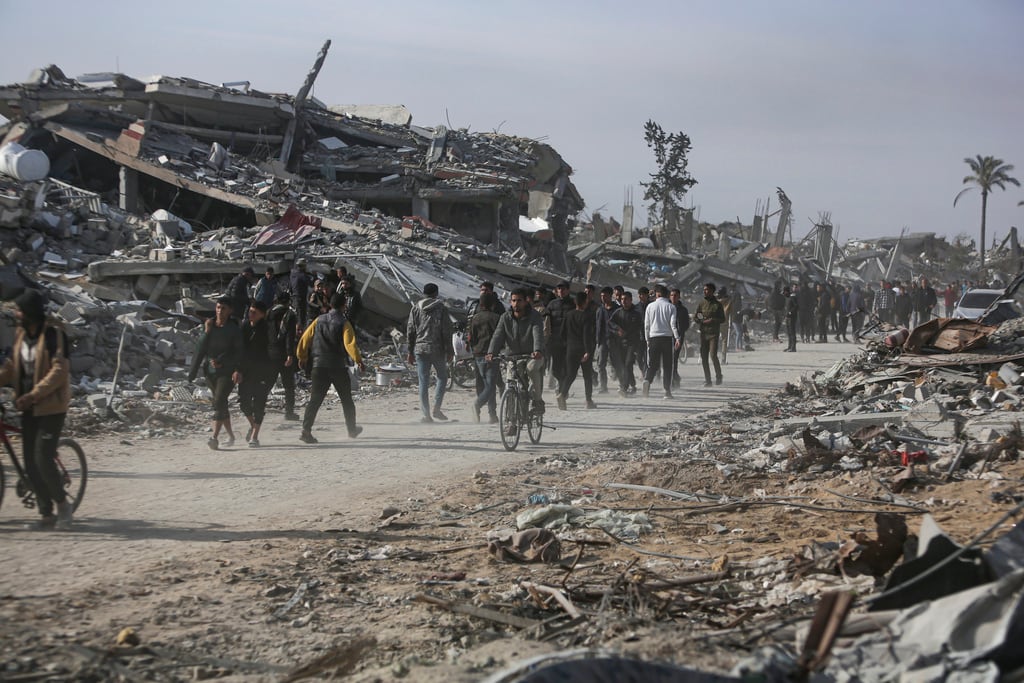 Los palestinos desplazados abandonan partes de Khan Younis mientras regresan a sus hogares en Rafah, luego de un acuerdo de alto el fuego entre Hamás e Israel, Franja de Gaza, el domingo 19 de enero de 2025. (Foto AP/Jehad Alshrafi)