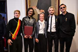 Integrantes de Morat con la secretaria de Educación, Isabel Segovia