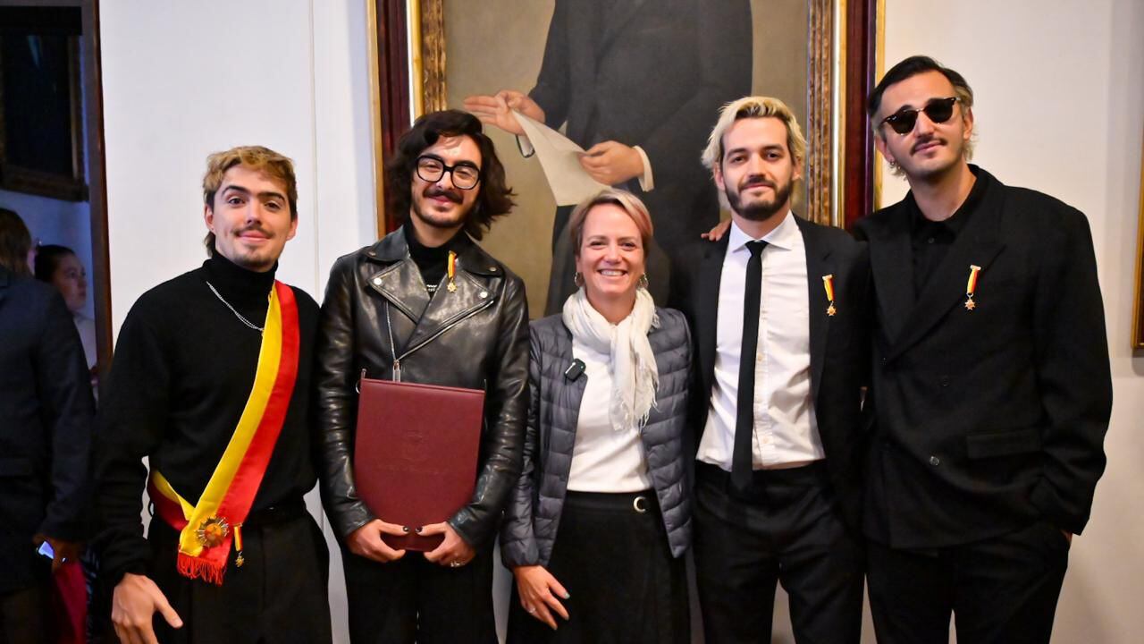 Integrantes de Morat con la secretaria de Educación, Isabel Segovia