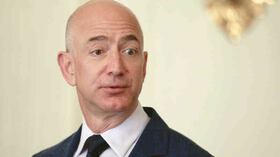 Para Bloomberg, el fundador y CEO de Amazon.com está en el camino correcto pues sus competidores están desesperados. Walmart, una empresa con ingresos cuatro veces mayores que Amazon, y menor valoración de mercado, invirtió recientemente 3.300 millones de dólares en una compañía para tratar de competir en línea. Y la empresa china Alibaba sigue sus pasos, al ofrecer un servicio que imita a Amazon Web Services, la unidad de mayor crecimiento y promesa de la compañía estadounidense. Bezos desplazó a Warren Buffett y es ahora el tercer hombre más rico del planeta con una fortuna estimada en 70.800 millones de dólares al cierre de esta edición.