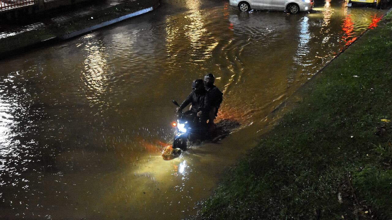 Un fuerte aguacero sacudió esta tarde varios sectores de Cali, El sur de la ciudad, fue uno de los sitios más afectados por las fuertes lluvias.
