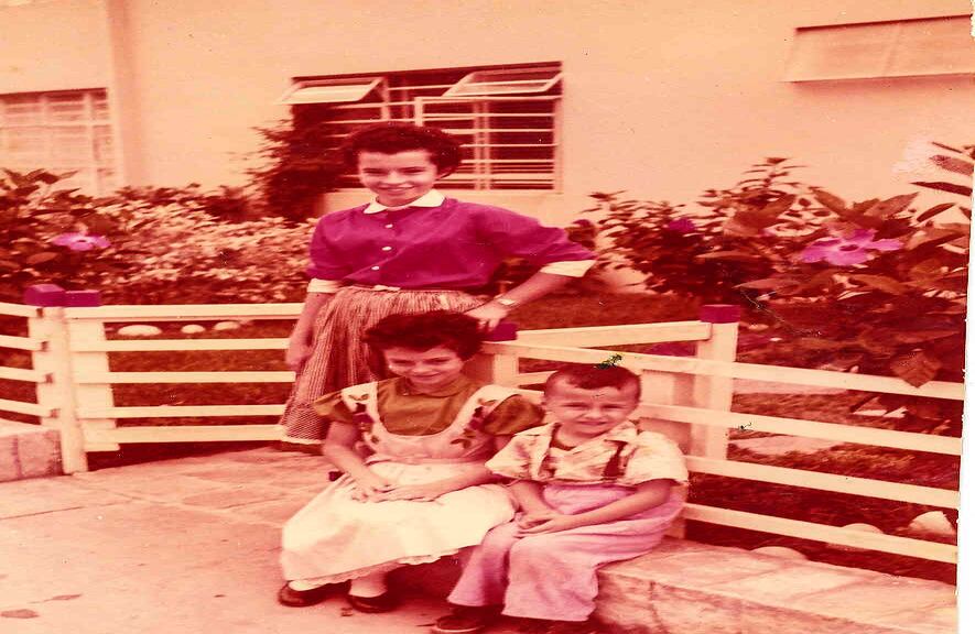 Junto a sus hermanas Pilar y María Victoria (de pie) en la casa de Santa Mónica, en 1954.