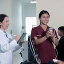 Heart Hero utiliza inteligencia artificial y monitoreo de variables fisiológicas para acompañar a los pacientes durante sus sesiones de rehabilitación cardiovascular.