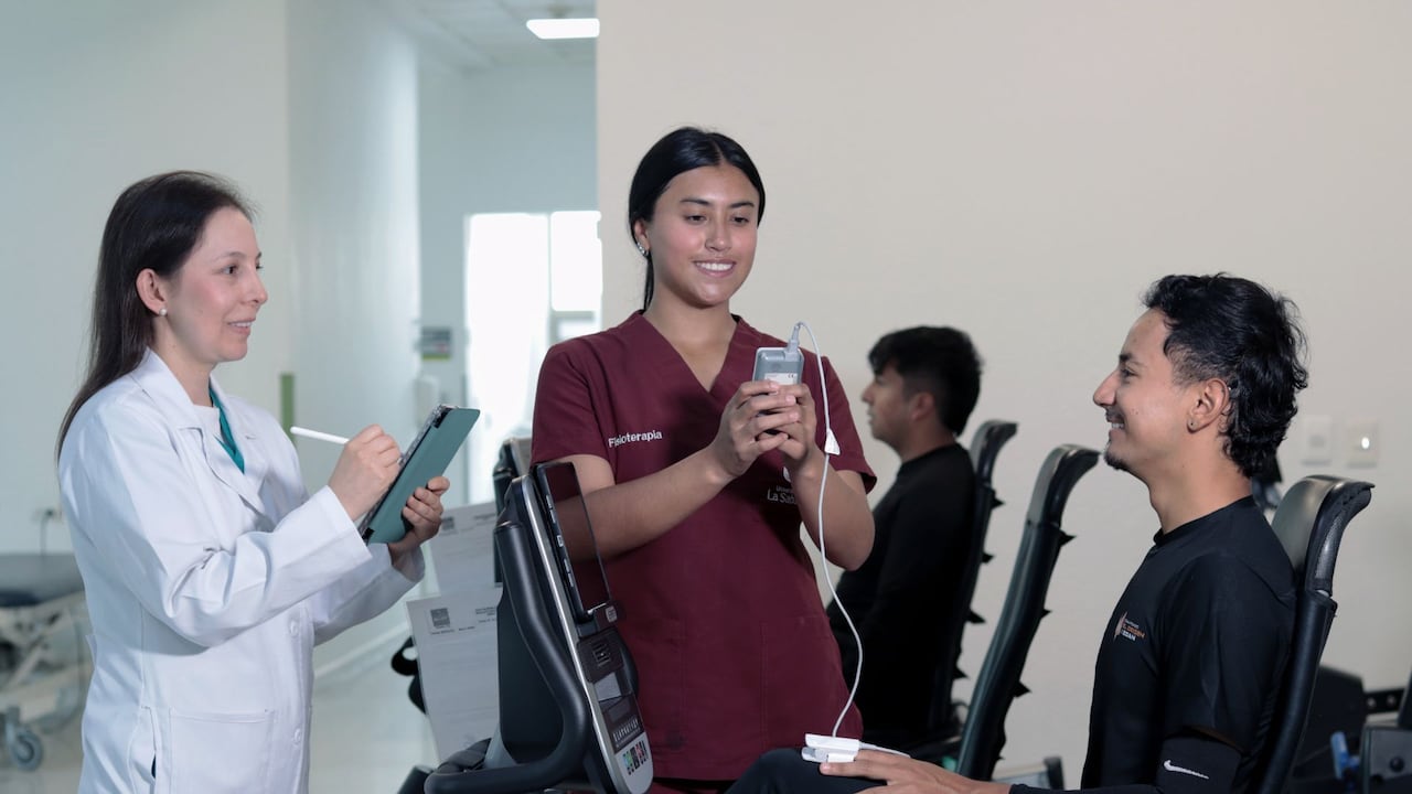 Heart Hero utiliza inteligencia artificial y monitoreo de variables fisiológicas para acompañar a los pacientes durante sus sesiones de rehabilitación cardiovascular.