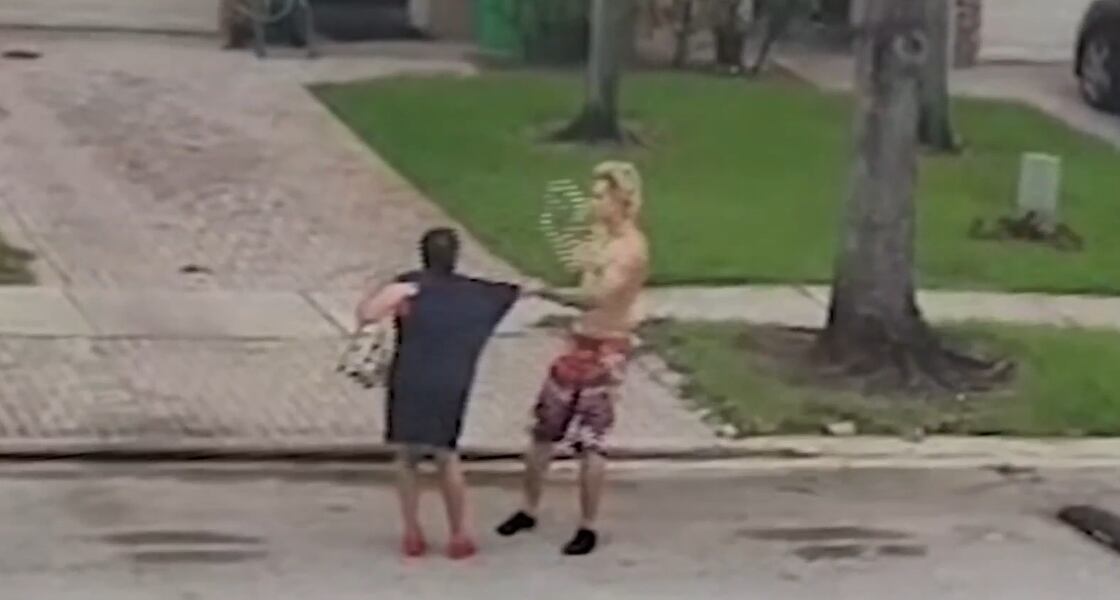 La víctima, de 69 años y de origen venezolano, sufrió una herida en la cabeza que requirió atención médica inmediata.