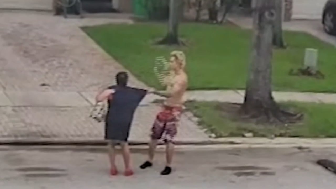 Una mujer de la tercera edad fue brutalmente atacada en el sur de Florida por un hombre que la golpeó en la cabeza con un sartén mientras caminaba por la calle