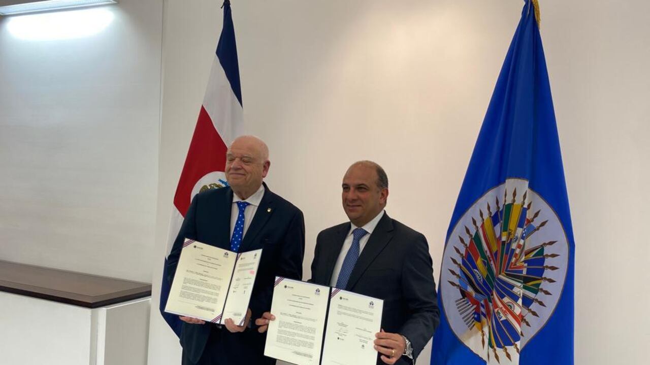 Presiente de la Corte IDH, Ricardo Pérez, y defensor del Pueblo, Carlos Camargo, firmaron la renovación del acuerdo