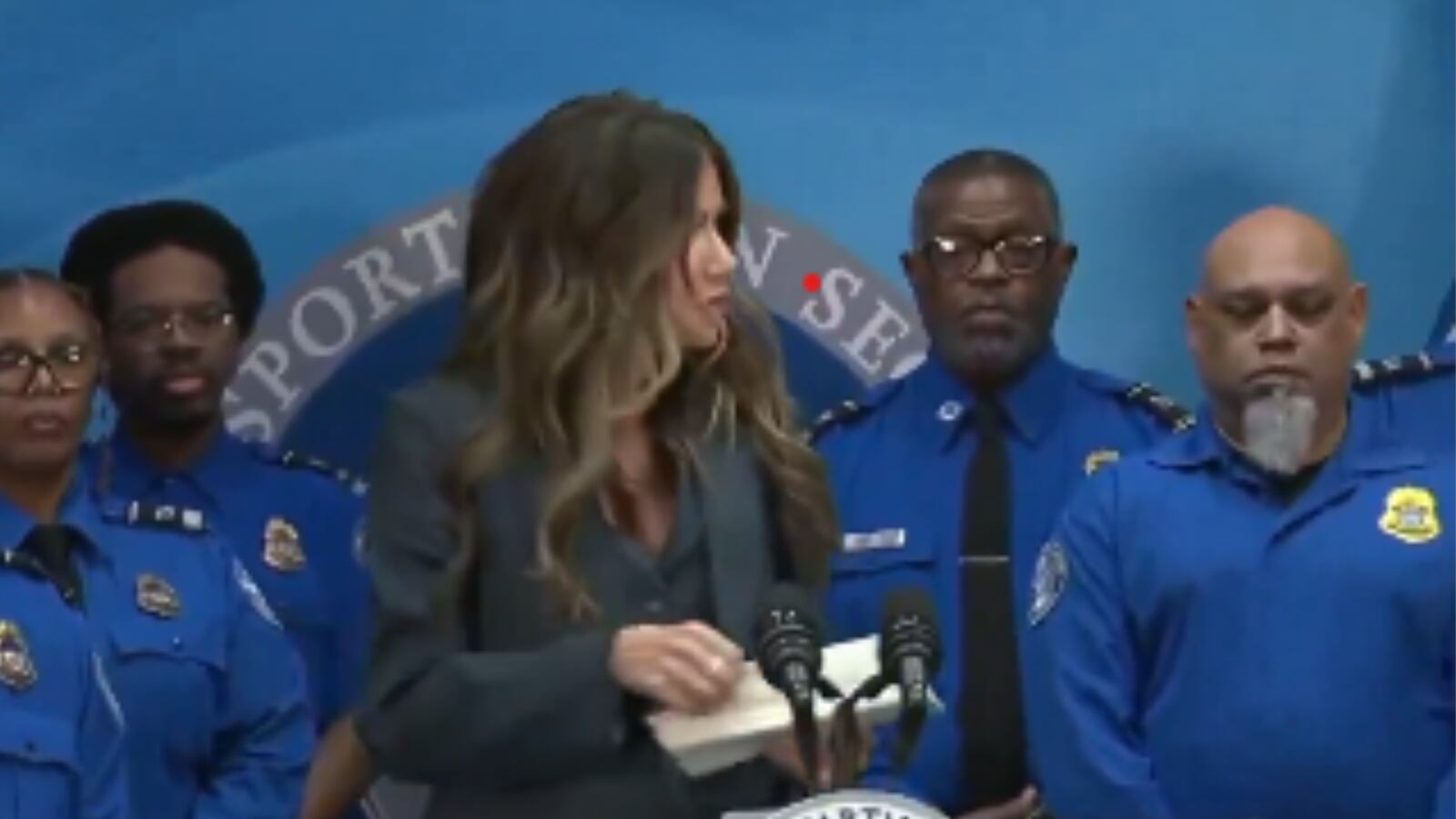 Kristi Noem está emitiendo CHEQUES DE BONIFICACIÓN de $ 10,000 a los agentes de la TSA que no se reportaron enfermos durante el cierre