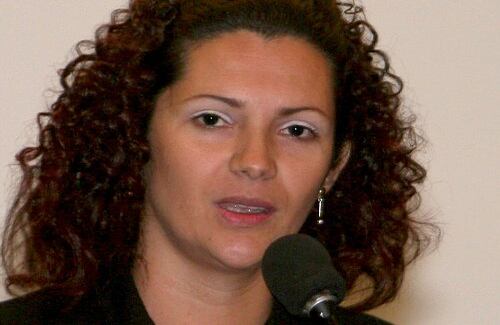 "Vine a recomendarle a los senadores que integran la Comisión, que aprueben las sanciones, que es el mensaje que espera la sociedad...(..) Yo quisiera ver este foro en Urabá, de ciudadanos libres e iguales", dijo Patricia Hernández, de la Corporación Viva la Ciudadanía, Seccional Antioquia, refiriéndose a que esa región no contaba con garantías para poder discutir como se hace en la democracia.

Hizo hincapié en que su departamento era el más golpeado por el abuso de los paramilitares. Pero desafortunadamente, según ella, los dirigentes políticos de la región no se interesan por los temas que atañen a la depuración de las instituciones. 

