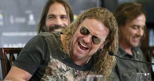 El solista del grupo mexicano Maná, Fher Olvera, durante la rueda de prensa en la que hablaron del inicio de la gira española de "Cama incendiada", que arranca este viernes en Tenerife y luego seguirá por La Coruña, Benidorm (Alicante), Málaga, Madrid, Barcelona y Bilbao.