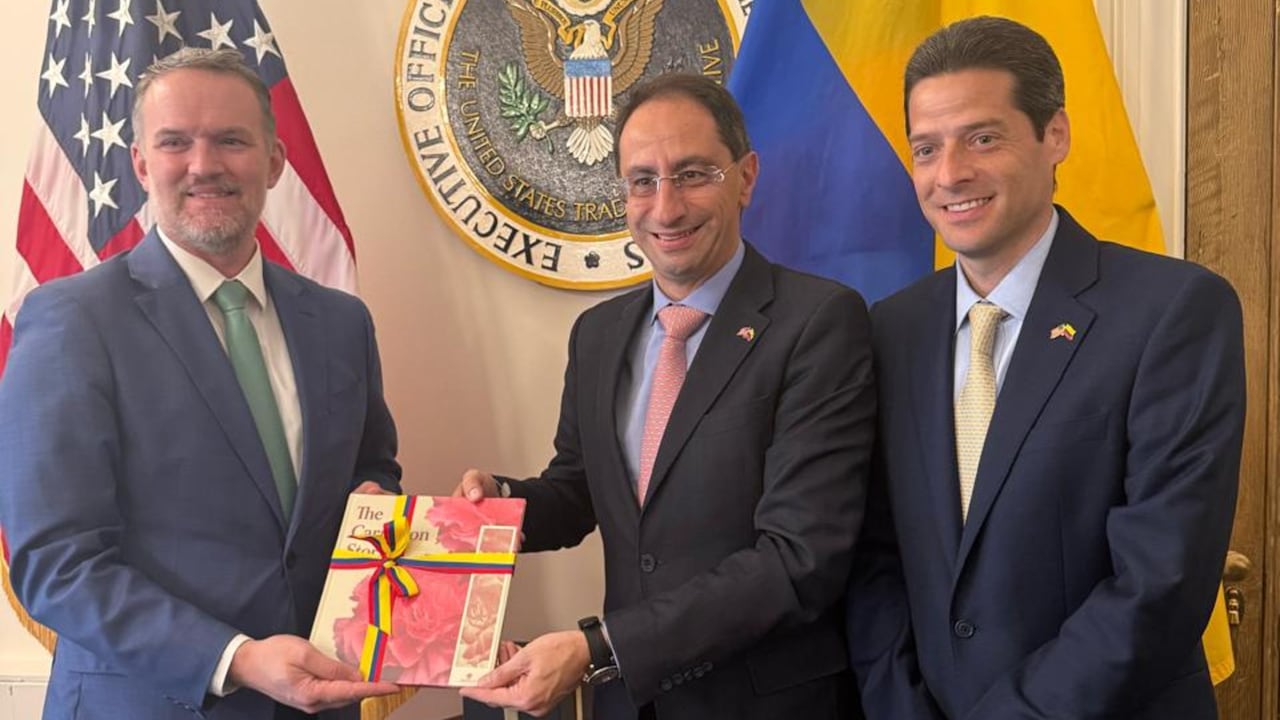 El representante comercial de Estados Unidos, Jamieson Greer, recibió el regalo de delegación de Colombia, encabezada por José Manuel Restrepo, vicepresidente electo.
