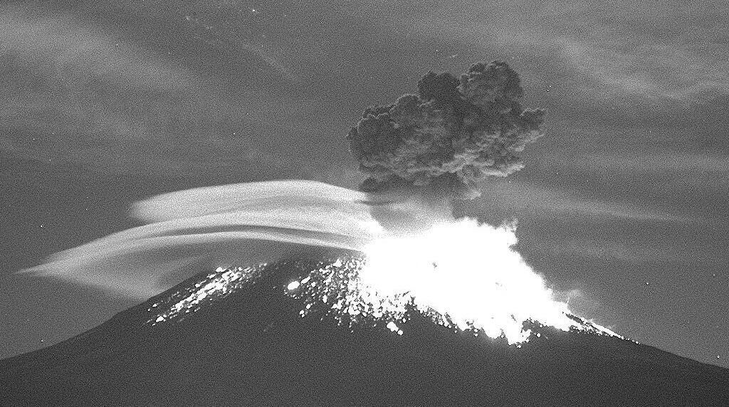 El reloj marcaban las 11:21 de la noche del 31 de diciembre, hora local de México, cuando se registró una explosión en el volcán Popocatépetl, en Puebla, uno de los más fuertes del reciente finalizado año.
