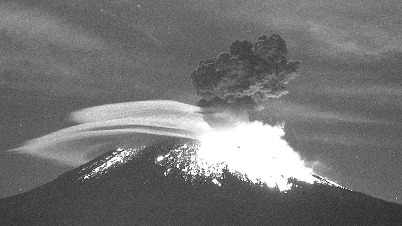 El reloj marcaban las 11:21 de la noche del 31 de diciembre, hora local de México, cuando se registró una explosión en el volcán Popocatépetl, en Puebla, uno de los más fuertes del reciente finalizado año.