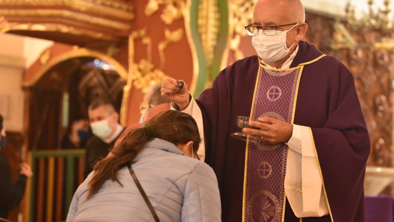 Miércoles de ceniza: esta será la nueva forma de poner la cruz en los feligreses por medidas de bioseguridad