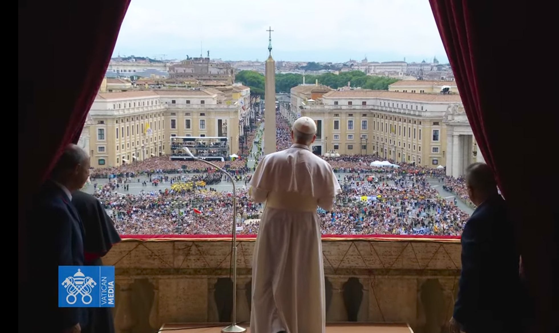 Rezo del primer Regina Coeli del Papa León XIV en la Plaza de San Pedro.