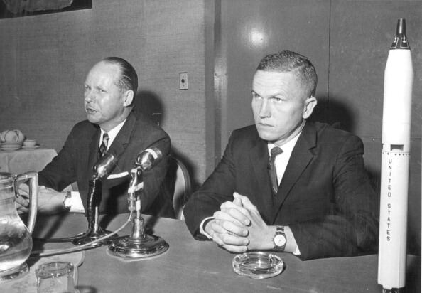 . Él y su tripulación — James Lovell y William Anders — fueron la primera misión del Apolo que viajó a la Luna, y en ver la Tierra como una esfera distante en el espacio.