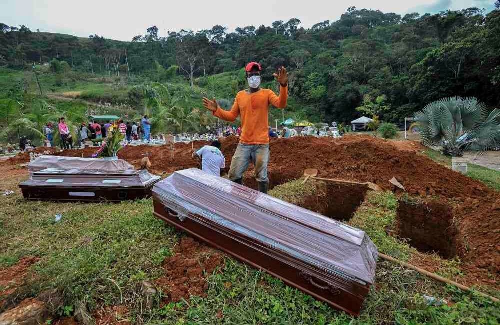 “No damos abasto abriendo tumbas”, dijo José de Jesús —sepulturero del cementerio— el miércoles 5 de abril de 2017 en Mocoa, Putumayo, luego que la noche del 31 de marzo una avalancha provocada por el desbordamiento de los ríos Mocoa, Mulato y Sangoyaco arrasó con todo lo que encontró a su paso. Hasta el momento la cifra de muertos se eleva a  301víctimas mortales y un indeterminado numero de desaparecidos. Foto: Carlos Julio Martínez 
