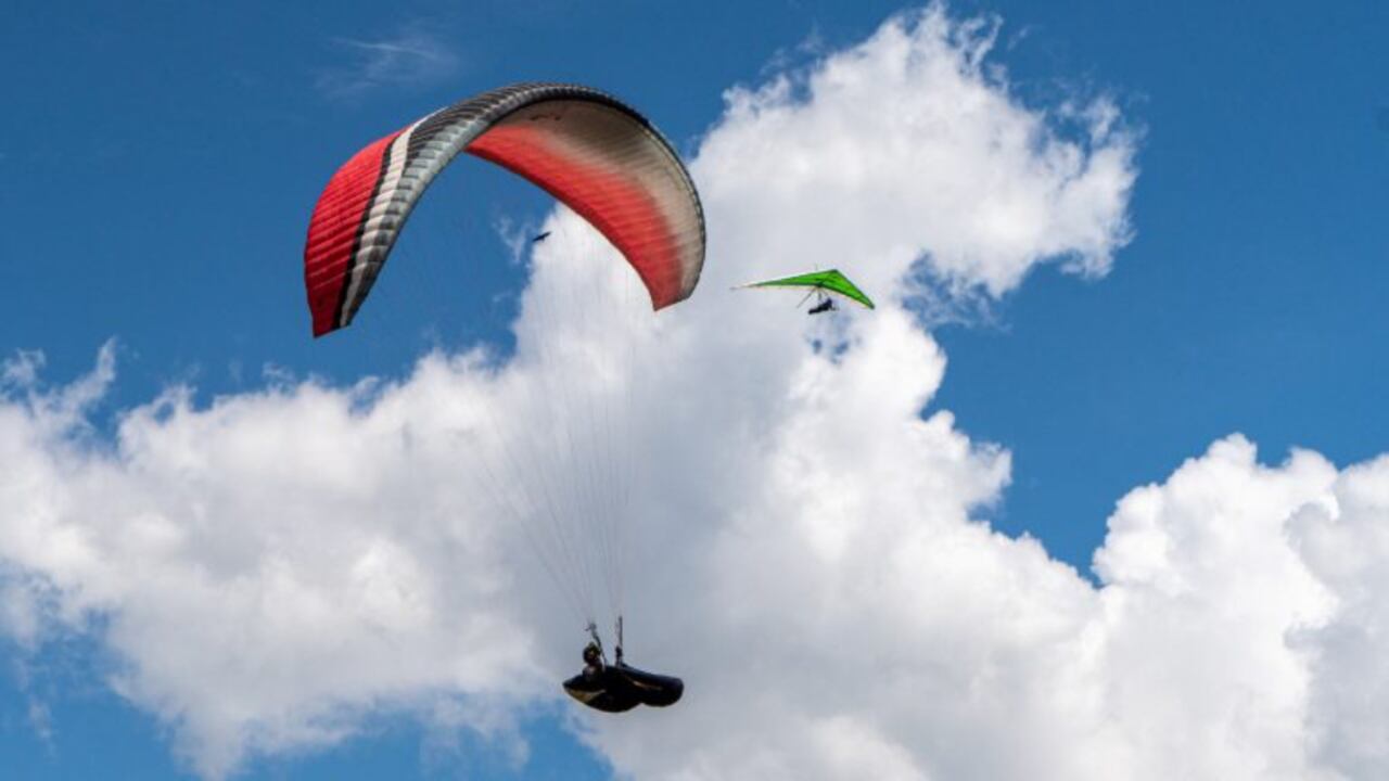 Los viajeros pueden disfrutar de actividades como el parapente en Barbosa, Antioquia.