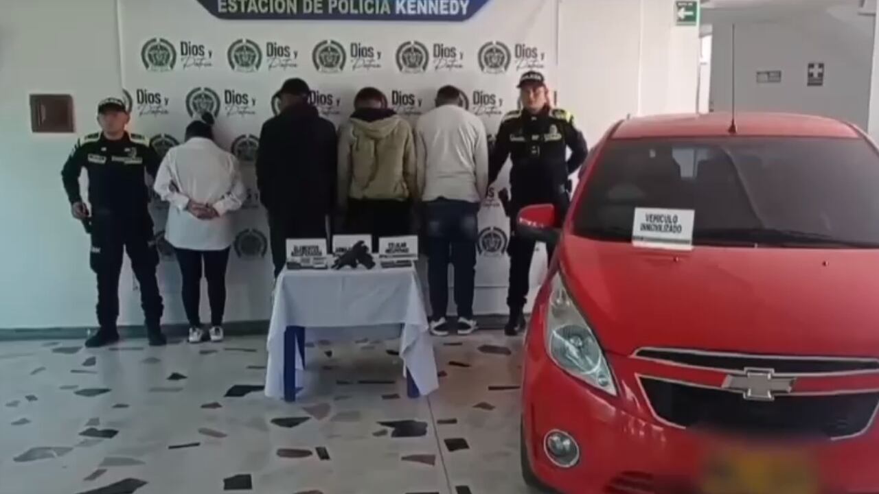 Momento de la captura de los tres hombres y la mujer que entraron a robar en un casino de Kennedy.