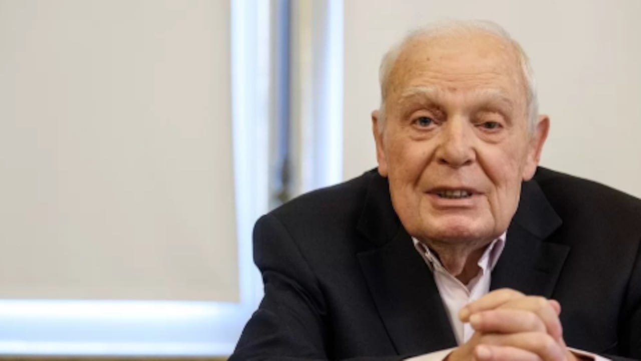 Murió el novelista Antonio Lobo a los 83 años.