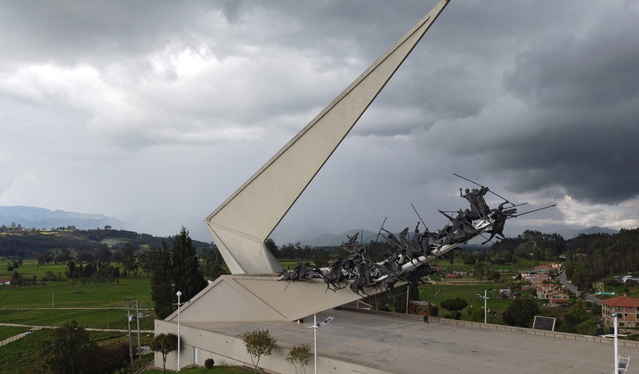 Monumento de Lanceros del Pantano de Vargas 
Paipa Boyaca en temporada de navidad que no fue iluminado por las afectaciones de la pandemia del Coronavirus. Lugar turistico que generaba ingresos economicos en el sector del turismo del municipio.