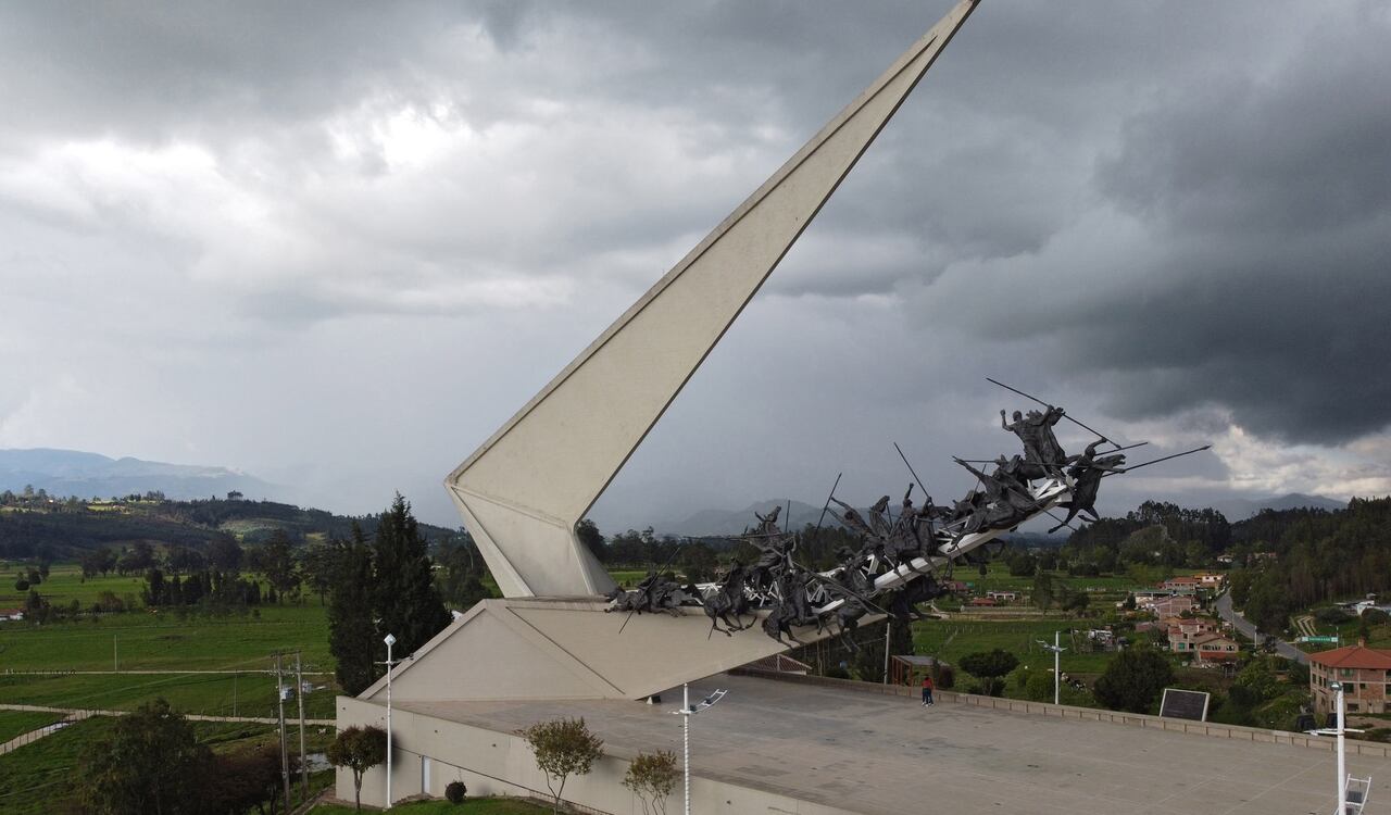 Monumento de Lanceros del Pantano de Vargas
Paipa Boyaca en temporada de navidad que no fue iluminado por las afectaciones de la pandemia del Coronavirus. Lugar turistico que generaba ingresos economicos en el sector del turismo del municipio.