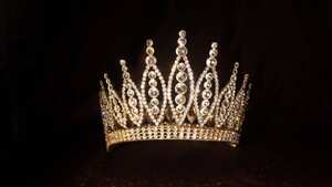 El esposo de quien quedó en segundo lugar la emprendió contra la corona (imagen de referencia).