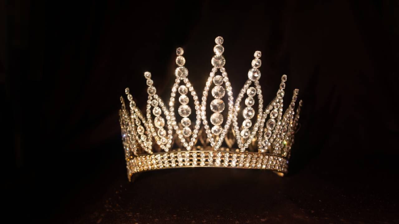 El esposo de quien quedó en segundo lugar la emprendió contra la corona (imagen de referencia).