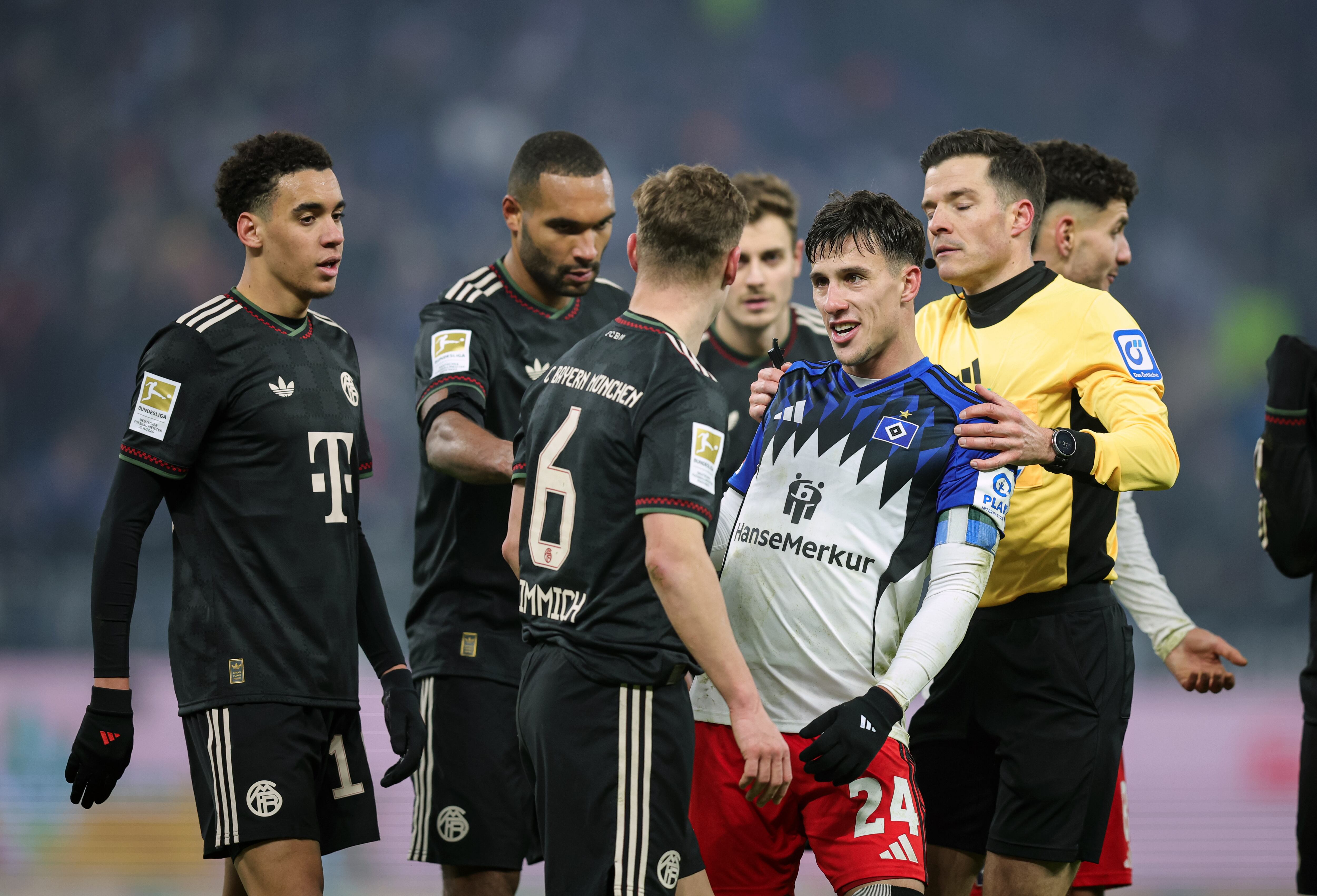 Nicolás Capaldo enfrenta a jugadores del Bayern Múnich.