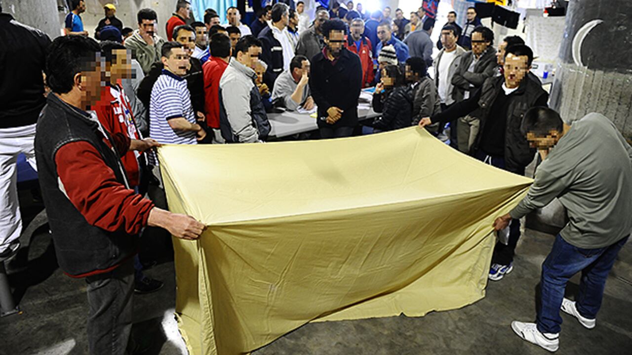 Algunos reclusos deben tener relaciones sexuales bajo una cobija sostenida por sus compañeros.