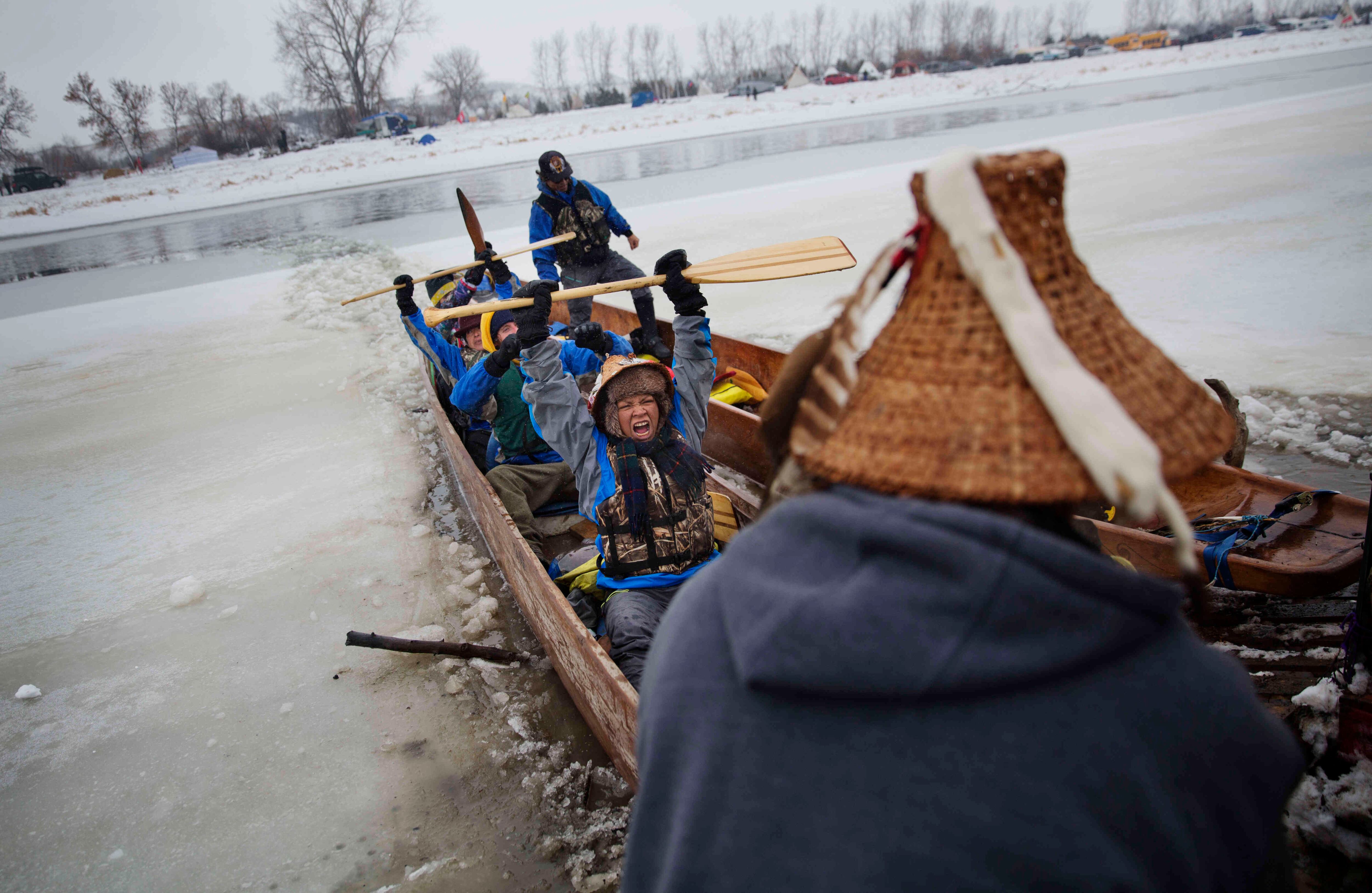 Nativos de la tribu americana de la Colville (Washington) celebran haber llegado a la costa en canoa en el campamento Oceti Sakowin donde la gente se han reunido para protestar contra el acceso al  oleoducto de Dakota. Foto: AP.