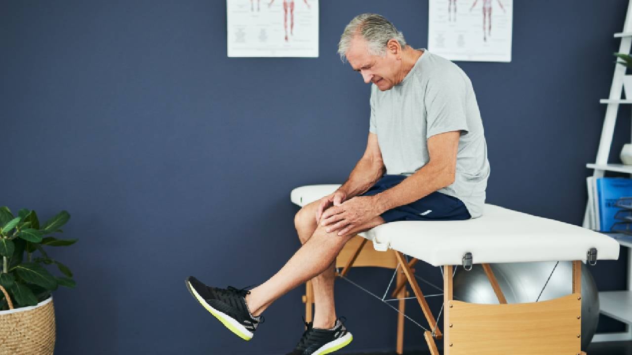 La vitamina K es importante para la salud ósea pues participa en la regulación del metabolismo del calcio. Foto: Getty Images.