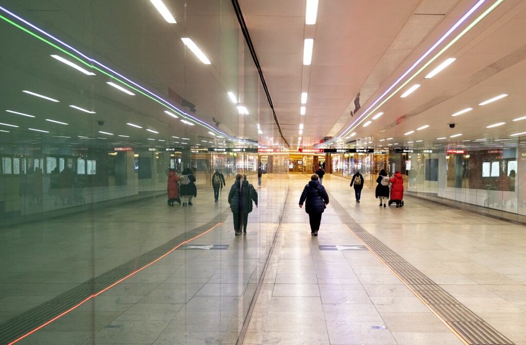 La gente camina por el pasaje de Karlsplatz, normalmente abarrotado de gente, en Viena, Austria, el 22 de noviembre de 2021 (Photo by JOE KLAMAR / AFP)