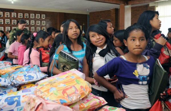 Cada uno de los niños y niñas indigenas del cauca, recibieron de parte del Brigadier General Manuel Gerardo Cardozo Guzman, Segundo Comandante del Ejército unos obsequios como parte de su recibimiento.   