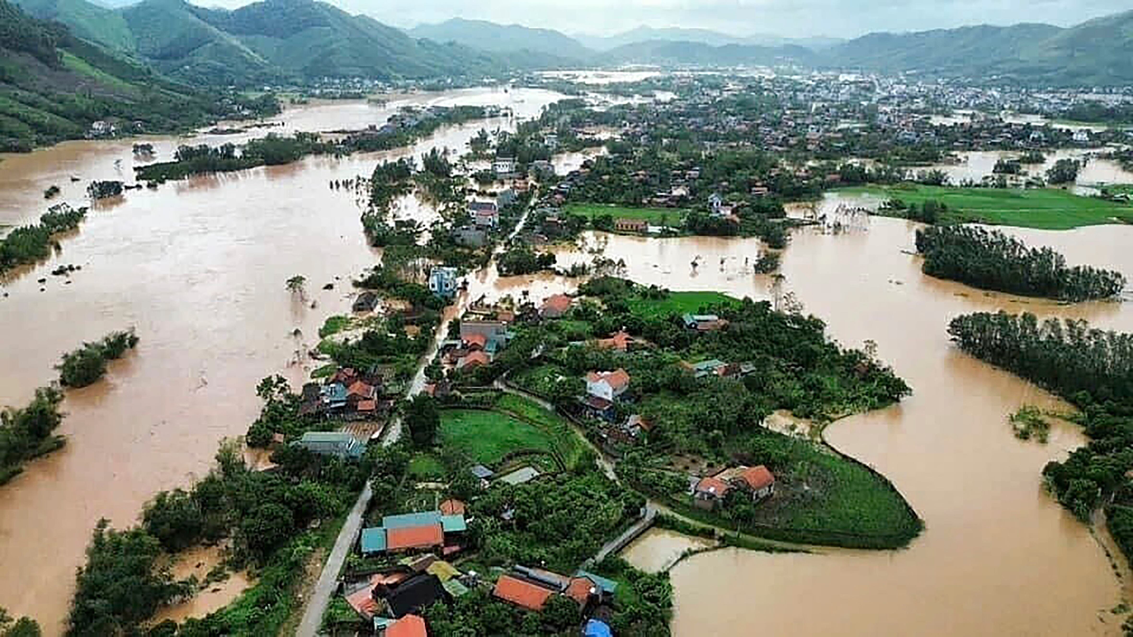 La inundación provocada por el tifón Yagi sumerge casas en la provincia de Bac Giang, Vietnam, el domingo 8 de septiembre de 2024. (Le Danh Lam/VNA vía AP)