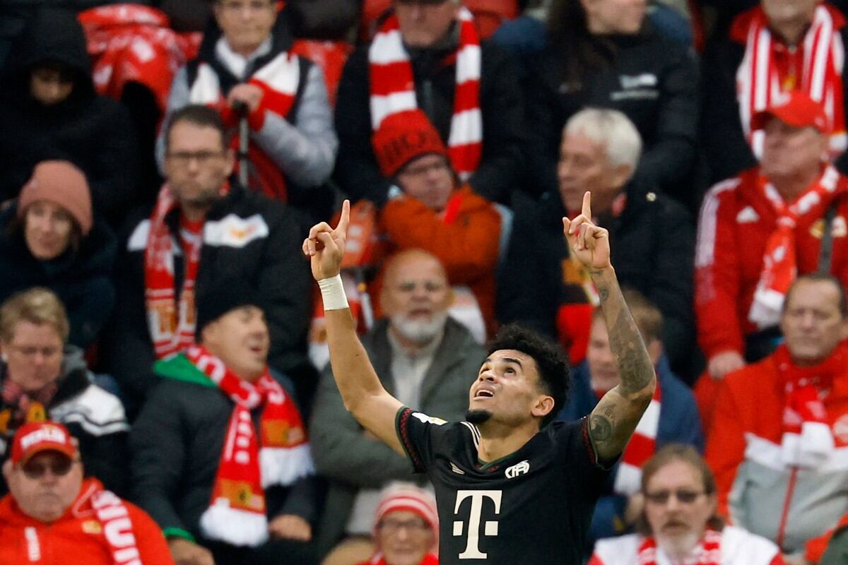 El delantero colombiano del Bayern Munich, Luis Díaz (número 14), celebra el primer gol de su equipo frente a los aficionados del Union Berlin.
