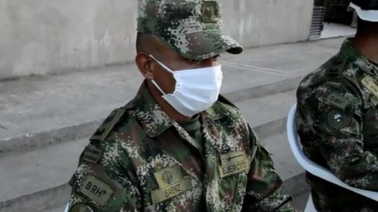 El cabo primero del Ejército Giovanny Saenz Rojas, que fue ascendido de grado en el Ejército y tuvo que celebrar en la distancia.