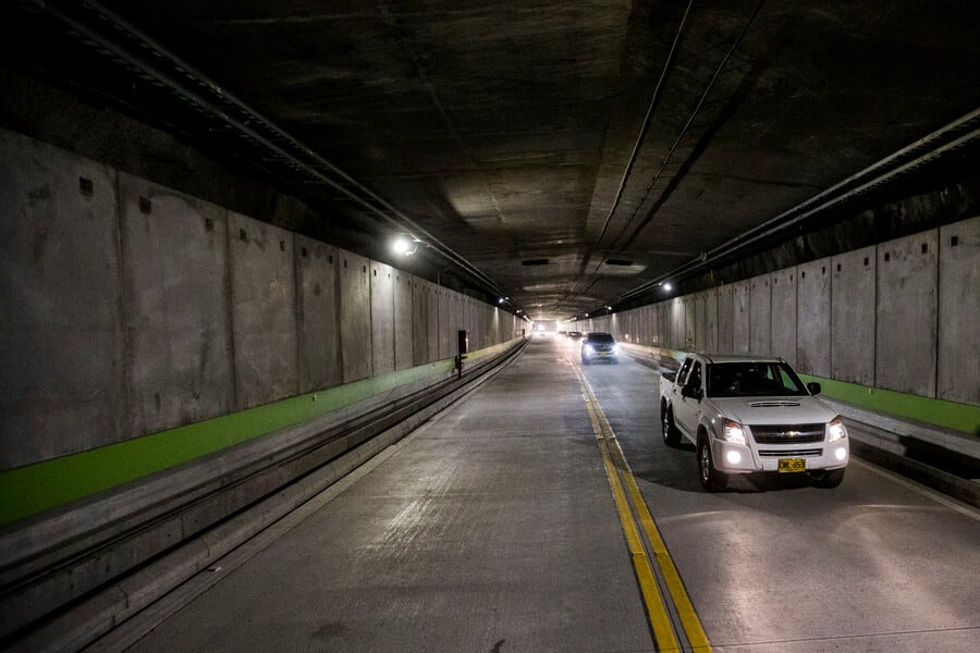 La obra cuenta con un túnel principal de aproximadamente 8,2 kilómetros de longitud.