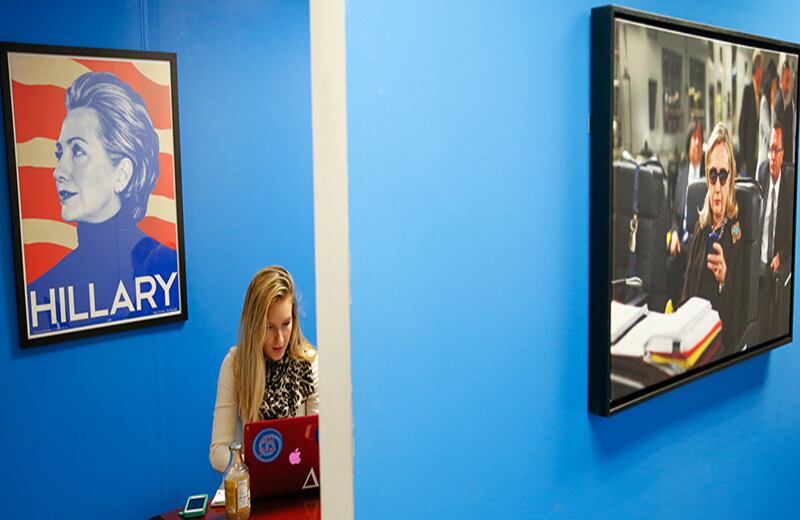 Jessica Lis trabaja en las oficinas de "Listos para Hillary" en Arlington, Virginia, EE. UU. Pronto, Hillary Rodham Clinton anunciará y pondrá en marcha su campaña presidencial. (AP)