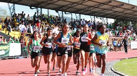 En cada zancada de estas jóvenes atletas de las nueve subregiones de Antioquia se construye el futuro del deporte. La pista de La Ceja del Tambo fue el escenario donde el talento, la disciplina y los sueños comenzaron a tomar velocidad en la final departamental de los Juegos Intercolegiados 2025.
