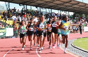 En cada zancada de estas jóvenes atletas de las nueve subregiones de Antioquia se construye el futuro del deporte. La pista de La Ceja del Tambo fue el escenario donde el talento, la disciplina y los sueños comenzaron a tomar velocidad en la final departamental de los Juegos Intercolegiados 2025.