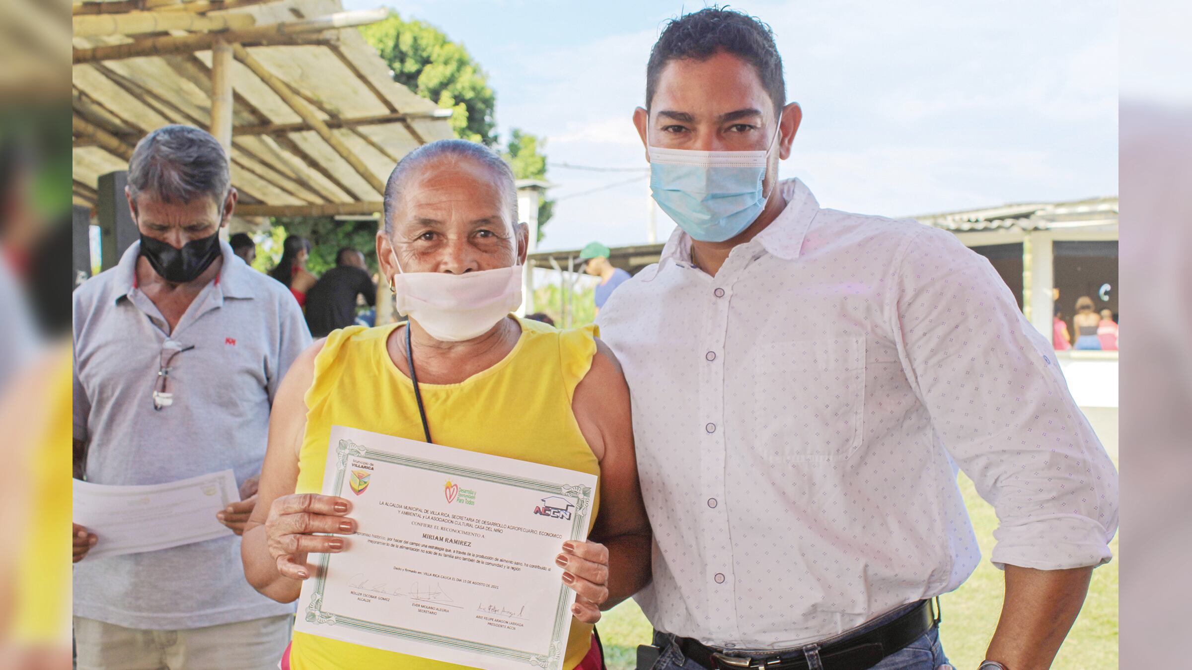27mujeres se capacitaron en iniciativas
productivas de siembra de hortalizas y
crianza de pollo en la vereda La Primavera.