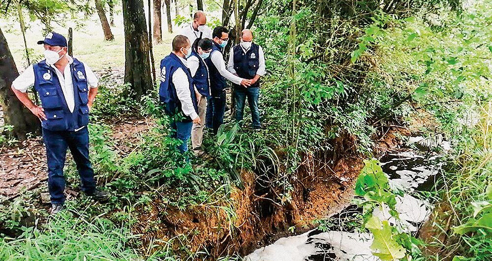   En algunas visitas de los entes de control se pudo evidenciar el vertimiento de lixiviados en quebradas cerca al relleno sanitario. 