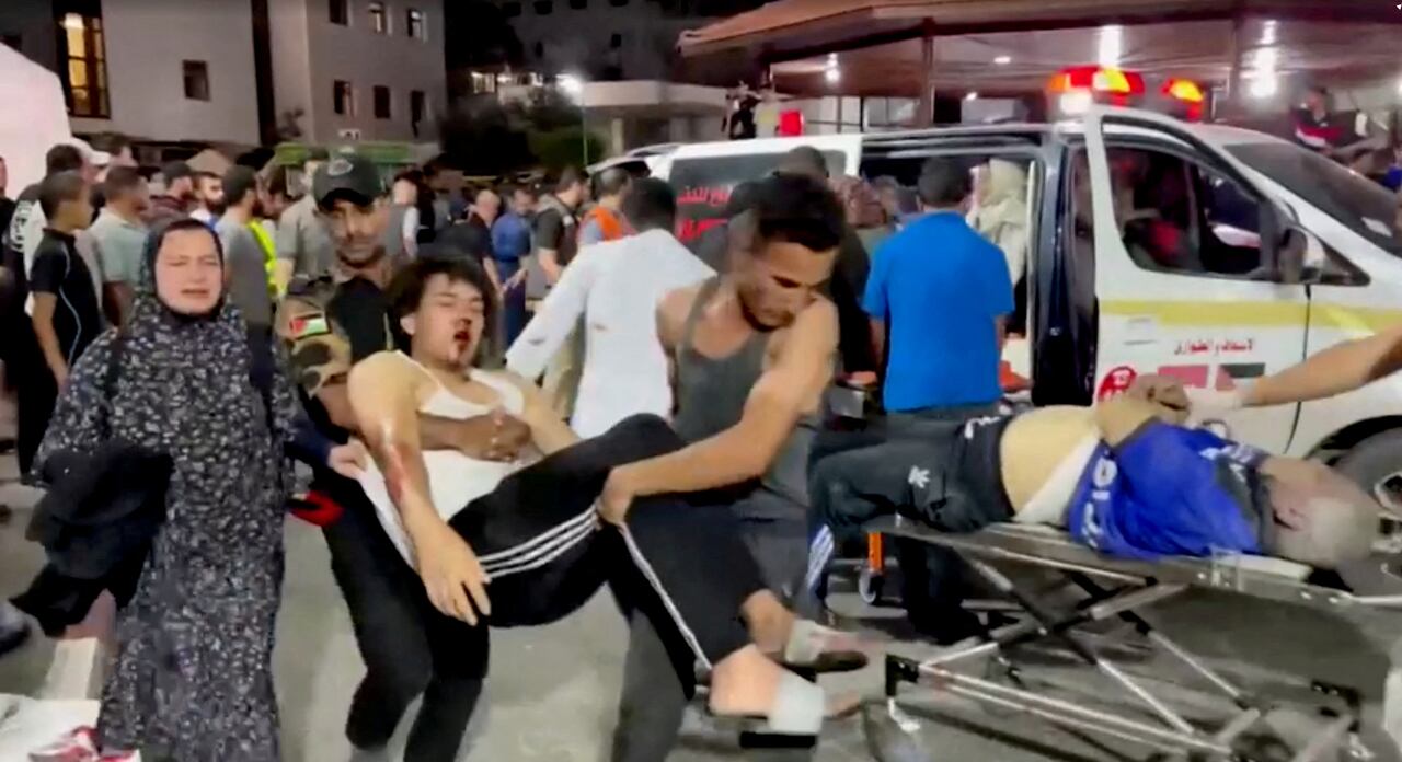 Una persona herida es llevada a un hospital después de que un ataque aéreo israelí impactara un hospital, según el Ministerio de Salud de Gaza en la ciudad de Gaza, Franja de Gaza, en esta captura de pantalla obtenida de un video del 17 de octubre de 2023.