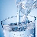 El ser humano está compuesto en un 70 % por agua. Consumir este líquido incoloro es esencial para mantener saludables los órganos del cuerpo, para hidratarse después de una jornada de ejercicio y es vital para el buen funcionamiento del cerebro