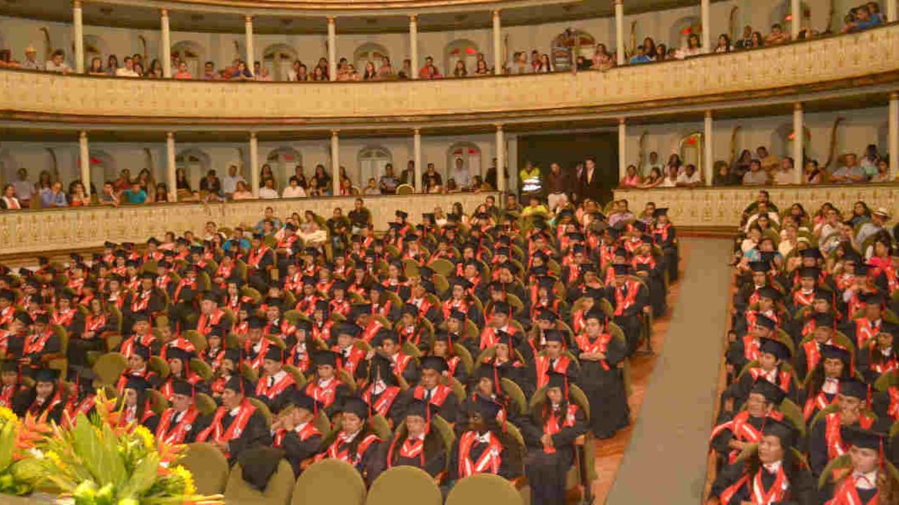 Fue un día muy emotivo para muchas familias. Muchos hijos acompañaron a sus padres a recibir el diploma.
