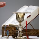 Ladrón intentó robar cáliz de iglesia católica en España. Tres feligreses lo impidieron.